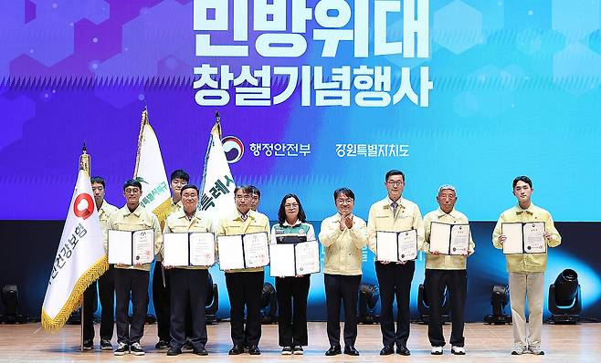 지난 9월22일 강원 춘천시 강원대에서 열린 ‘제51주년 민방위대 창설 기념행사’에서 김광용 행정안전부 재난안전관리본부장(앞줄 오른쪽에서 네 번째)과&nbsp;유공자들이&nbsp;기념 촬영을 하고 있다. 행안부 제공