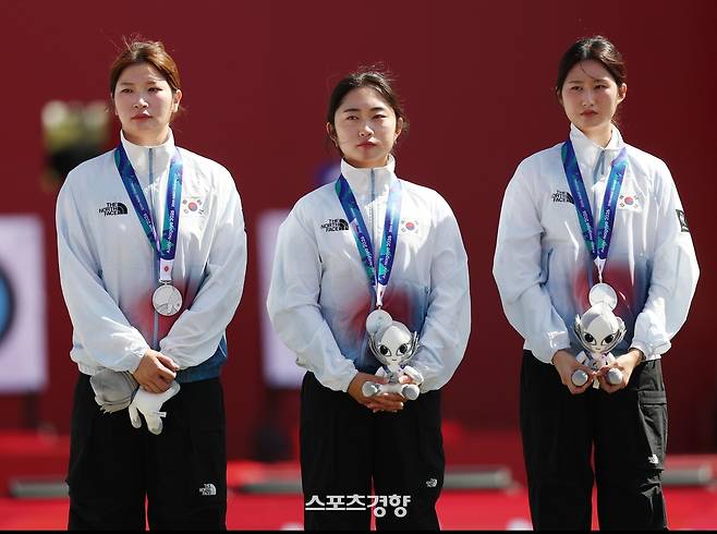 여자 양궁 선수들이 2일 아시안게임 양궁 리커브 단체전 시상식에서 은메달을 목에 걸고 아쉬운 표정을 짓고 있다. 오카자키｜강윤중 선임기자