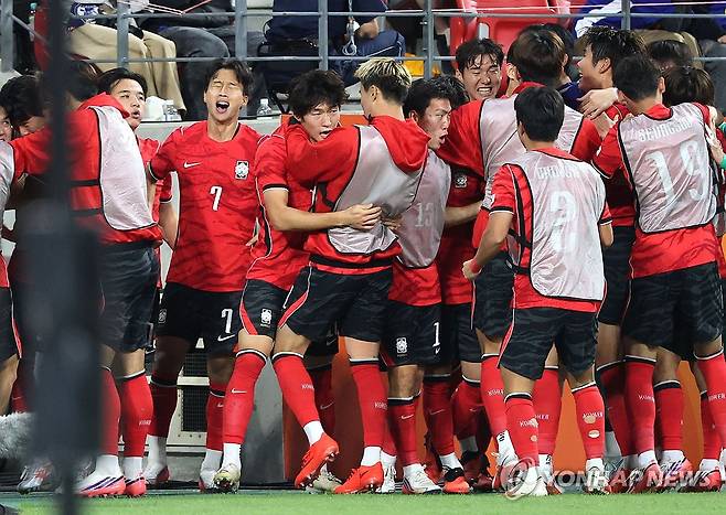 엄지성 선제골 (도요타[일본]=연합뉴스) 임화영 기자 = 3일 일본 아이치현 도요타 스타디움에서 열린 2026 아이치·나고야 아시안게임 남자 축구 대한민국과 일본의 결승.
    한국 엄지성이 선제골을 넣은 뒤 기뻐하고 있다. 2026.10.3 hwayoung7@yna.co.kr