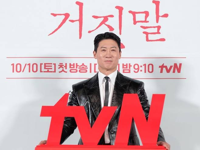 배우 진선규가 '100일의 거짓말'을 통해 '범죄도시' 위성락과는 또 다른 악역을 선보인다./사진제공=tvN