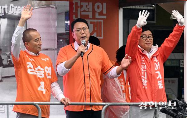6·3 지방선거 당시 인천지역 선거 유세에 나선 개혁신당 천하람 의원과 정승연 연수구갑 지역위원장, 이기붕 인천시당 고문. 이들은 차기 총선에서 연수구 지역구 출마 예정자로 거론된다. /경인일보DB