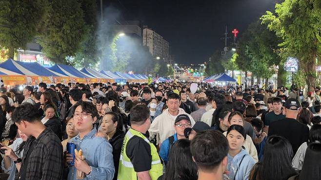지난 3일 고려인마을 일원에서 열린 광산세계야시장에 5만여 명의 방문객이 몰리며 중앙아시아와 러시아권의 음식과 문화, 고려인의 역사와 삶을 만나는 글로벌 문화공간으로 입소문을 탄 가운데, 고려인마을은 10월 '광산알리요투어'도 고려인마을을 주요 탐방지로 운영한다./고려인마을 제공