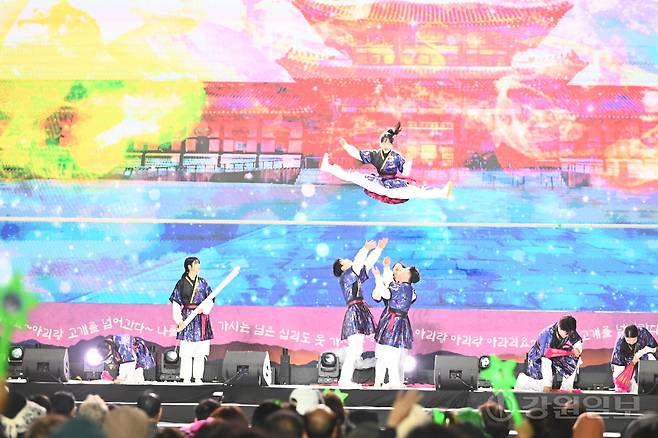 3일 정선아리랑제 특설무대에서 열린 2026 유네스코 인류무형문화유산 대한민국 대축제에서 발광 엔터테인먼트가 택견아리랑을 펼치고 있다. 신세희기자