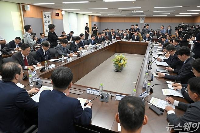 이억원 금융위원장이 4일 오후 서울 종로구 정부서울청사에서 열린 '최근 침해위협 대응 전금융권 긴급 점검회의'에서 모두발언을 하고있다. 사진=이수길 기자