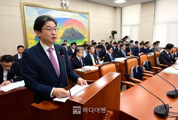 이억원 금융위원장이 지난 7월 29일 국회 정무위원회 전체회의에서 업무 보고를 하고 있다./사진=미디어펜 김상문 기자