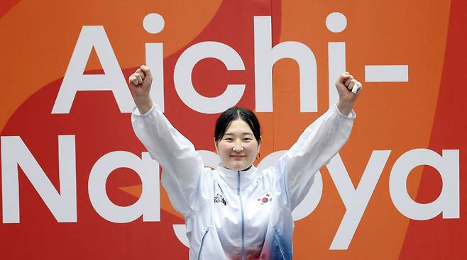 3일 '2026 아이치·나고야 아시안게임' 태권도 겨루기 여자 67㎏급 시상식에서 금메달을 차지한 한국 송다빈이 시상대에 오르며 인사하고 있다(사진=연합뉴스).