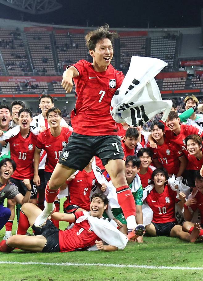 엄지성 맹활약 속 한국 축구 금메달

    (도요타[일본]=연합뉴스) 임화영 기자 = 3일 일본 아이치현 도요타 스타디움에서 열린 2026 아이치·나고야 아시안게임 남자 축구 대한민국과 일본의 결승.

    승리 후 금메달을 획득한 한국 선수들이 기념촬영을 하던 중 대회 득점왕과 도움왕을 차지한 엄지성이 기뻐하고 있다. 2026.10.3

    hwayoung7@yna.co.kr

(끝)





<저작권자(c) 연합뉴스, 무단 전재-재배포, AI 학습 및 활용 금지>