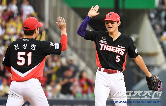 3일 잠실구장에서 열린 LG와 KIA의 경기. 승리한 KIA 전상현, 김도영이 기뻐하고 있다. 잠실=박재만 기자 pjm@sportschosun.com/2026.10.03/