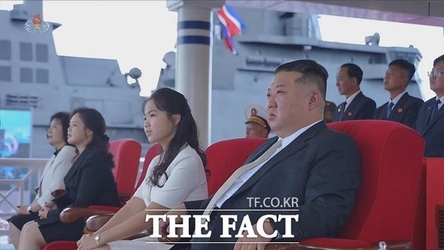 김정은 북한 국무위원장은 "강력하고 신뢰할 수 있는 핵억제력을 구축하고 우리 군대의 반격 수단들이 상시동원 태세에 있음을 시위하는 것은 국가안전보장에 있어서 매우 중요한 조치이며 책임적인 활동"이라고 말했다. 사진은 김 위원장이 지난달 6일 동해 원산항에서 열린 강건호 취역식에 부인 리설주, 딸 김주애와 함께 참석한 모습. /뉴시스·조선중앙TV 갈무리