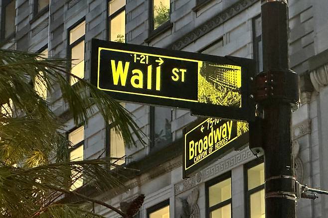 <YONHAP PHOTO-9145> FILE - Signs mark the intersection of Wall Street and Broadway in New York's Financial District on Wednesday Dec.11, 2024. (AP Photo/Peter Morgan, File) FILE/2026-10-02 22:26:30/<저작권자 ⓒ 1980-2026 ㈜연합뉴스. 무단 전재 재배포 금지, AI 학습 및 활용 금지>