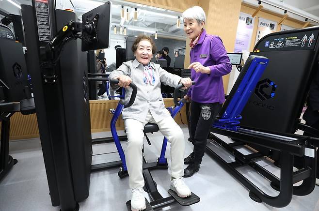 서울 강남구 논현노인종합복지관 시니어 스마트 피트니스센터에서 어르신이 근력 운동을 하는 모습. /강남구