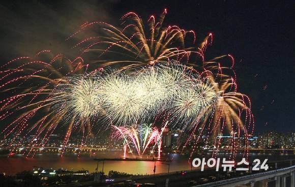 '2026 서울세계불꽃축제'가 5일 서울 여의도 한강공원 일대에서 열린 가운데 화려한 불꽃이 밤하늘을 장식하고 있다.[사진=곽영래 기자]