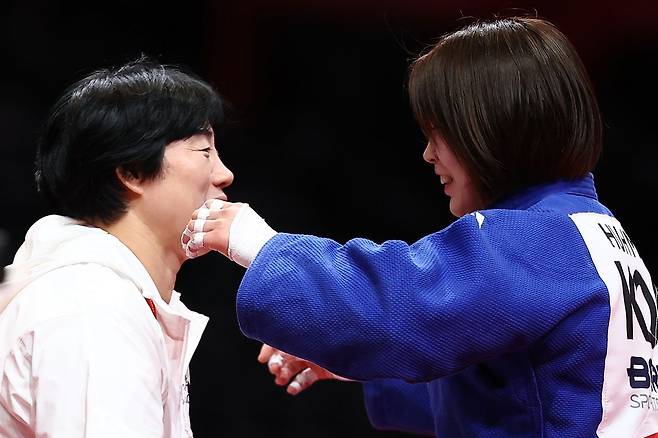 정성숙(왼쪽) 감독과 유일한 금메달리스트 허미미. 연합뉴스