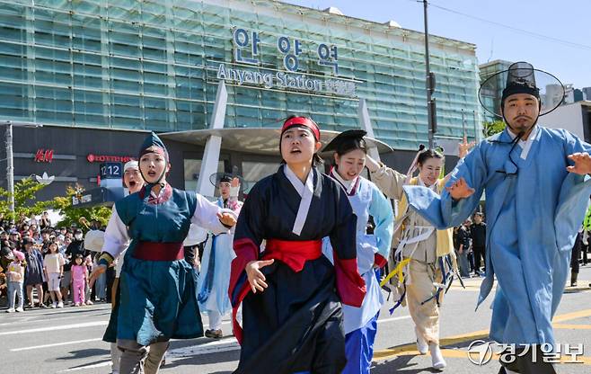 2026 정조대왕 능행차 공동재현에서 백성들이 안양역을 찾은 정조대왕 행렬을 향해 격쟁을 하고 있다. 윤원규기자