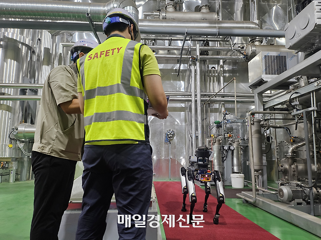 지난달 30일 부산 강서구 LS일렉트릭 부산사업장에서 ‘스팟’이 설비를 점검하는 것을 직원들이 지켜보고 있다. [부산=김진룡기자]