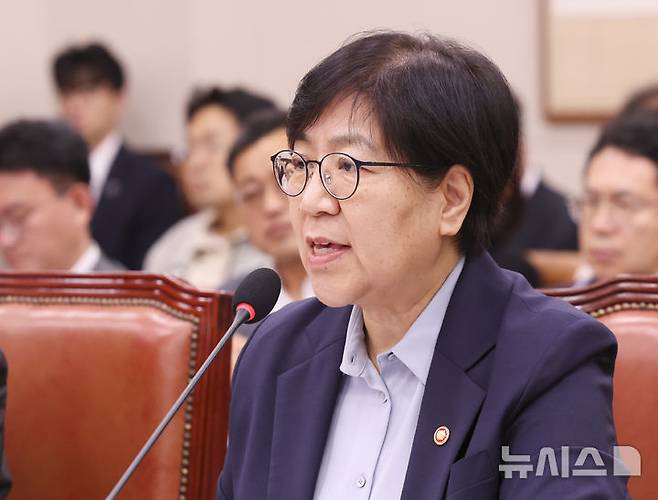 [서울=뉴시스] 김근수 기자 = 정은경 보건복지부 장관이 지난달 28일 오전 서울 여의도 국회에서 열린 제439회국회정기회 제8차 법제사법위원회에서 질의에 답하고 있다. 2026.09.28. ks@newsis.com