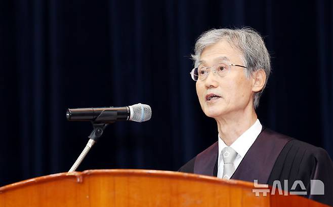 [서울=뉴시스] 박주성 기자 = 조희대 대법원장이 2일 오후 서울 대법원 대강당에서 열린 신임 법관 임명식에 참석해 신임 법관 임명식사를 하고 있다. 2026.10.02. park7691@newsis.com
