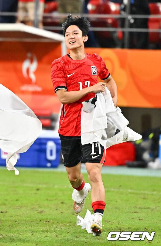 [OSEN=도요타(일본), 박준형 기자] 미쳤다! 엄지성(24, 스완지 시티)이 결승골로 한국축구를 살렸다. 이민성 감독이 이끄는 U23 남자축구대표팀은 3일 오후 7시 30분 도요타 스타디움에서 개최된 아이치-나고야 아시안게임 2026 결승전에서 엄지성의 결승골이 터져 숙적 일본을 1-0으로 제압했다. 경기종료 후 양민혁이 태극기를 들고 그라운드를 돌고 있다.   2026.10.03 /  soul1014@osen.co.kr