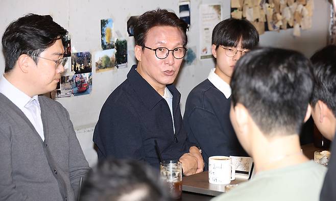 더불어민주당 김민석 대표가 지난 3일 부산 부산진구 전포동의 한 카페에서 열린 청년 간담회에서 발언하고 있다. 연합뉴스