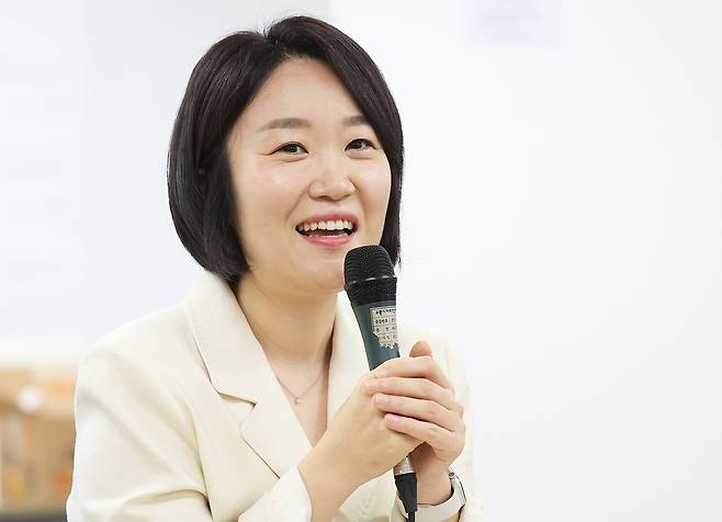 이소영 중소벤처기업부 장관이 9월 23일 경기도 수원시 영동시장에서 전국상인연합회 및 시장 상인들과 차담회를 하고 있다. 연합뉴스