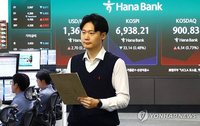 코스닥, 장중 900선 회복 (서울=연합뉴스) 진연수 기자 = 2일 서울 중구 하나은행 딜링룸 현황판에 코스피와 코스닥 지수 등이 표시되고 있다.
이날 코스피는 전장보다 33.08p(0.47%) 내린 6,938.27에, 코스닥 지수는 1.07p(0.12%) 내린 893.22로 출발했다. 2026.10.2 jin90@yna.co.kr