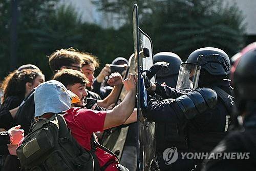 파리 북부 지역에서 진압 경찰과 충돌하는 시위대 [AFP=연합뉴스. 재판매 및 DB 금지]