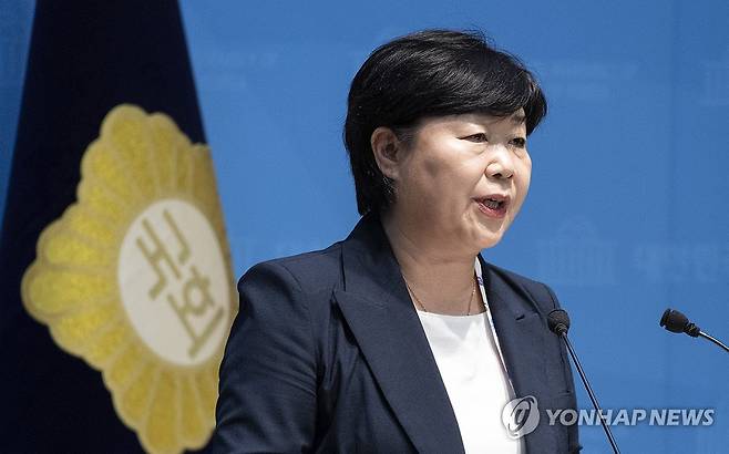 서영교 법사위원장, 조희대 대법원장 국감 '증인' 출석 촉구 (서울=연합뉴스) 황광모 기자 = 국회 법제사법위원회 위원장인 더불어민주당 서영교 의원이 4일 국회에서 조희대 대법원장의 법사위 국정감사 '증인' 출석을 촉구하는 기자회견을 하고 있다. 2026.10.4 hkmpooh@yna.co.kr