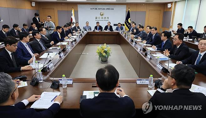 발언하는 이억원 금융위원장 (서울=연합뉴스) 최재구 기자 = 이억원 금융위원회 위원장이 4일 정부서울청사에서 열린 최근 침해위협 대응 전금융권 긴급 점검회의에서 발언하고 있다. 2026.10.4 jjaeck9@yna.co.kr