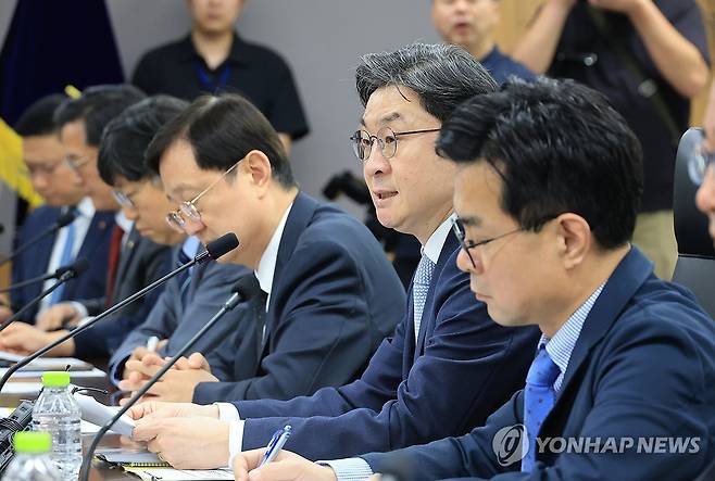 발언하는 이억원 금융위원장 (서울=연합뉴스) 최재구 기자 = 이억원 금융위원회 위원장이 4일 정부서울청사에서 열린 최근 침해위협 대응 전금융권 긴급 점검회의에서 발언하고 있다. 2026.10.4 jjaeck9@yna.co.kr