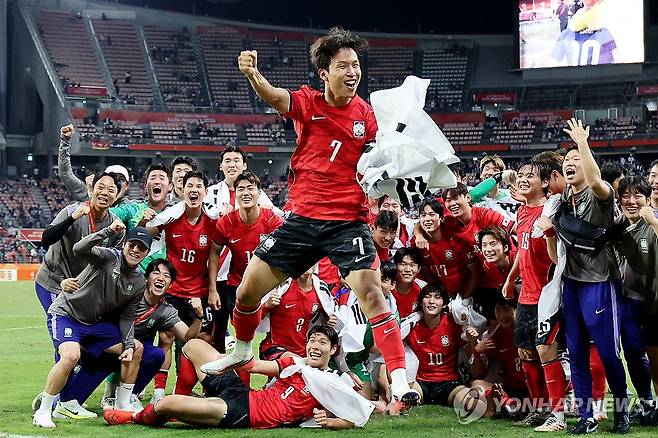 엄지성 맹활약 속 한국 축구 금메달 (도요타[일본]=연합뉴스) 임화영 기자 = 3일 일본 아이치현 도요타 스타디움에서 열린 2026 아이치·나고야 아시안게임 남자 축구 대한민국과 일본의 결승.     승리 후 금메달을 획득한 한국 선수들이 기념촬영을 하던 중 대회 득점왕과 도움왕을 차지한 엄지성이 기뻐하고 있다. 2026.10.4 hwayoung7@yna.co.kr
