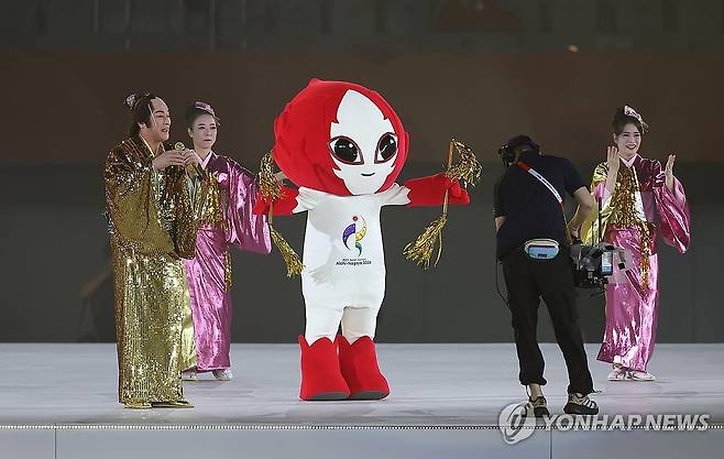 폐회식 피날레 공연에 참가한 호노혼 (나고야=연합뉴스) 윤동진 기자 = 4일 일본 나고야 미즈호공원 육상경기장에서 열린 2026 아이치·나고야 아시안게임 폐회식에서 멋진 공연이 펼쳐지고 있다. 2026.10.4 mon@yna.co.kr