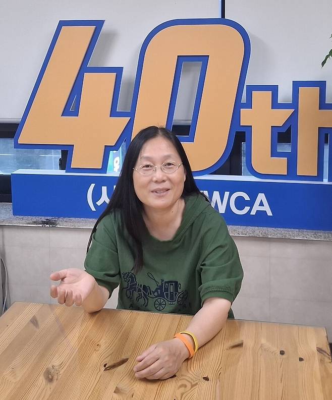 김미숙 안산 YWCA 회장이 안산시 단원구 YWCA 사무실에서 인천일보와 인터뷰를 하고 있다. /이동희 기자 dhl@incheonilbo.com