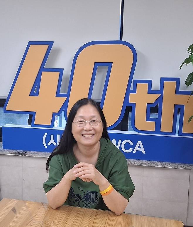 김미숙 안산 YWCA 회장이 안산시 단원구 YWCA 사무실에서 인천일보와 인터뷰를 하고 있다. /이동희 기자 dhl@incheonilbo.com