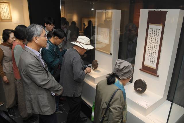 지난 2일 대한불교조계종 제14교구 본사 범어사 성보박물관 2층 기획전시관에서 개막한 2026 특별전 ‘백팔 노보이차 대전’(百八老普洱茶大展)을 돌아보는 관람객 모습. 문진우 사진가 제공