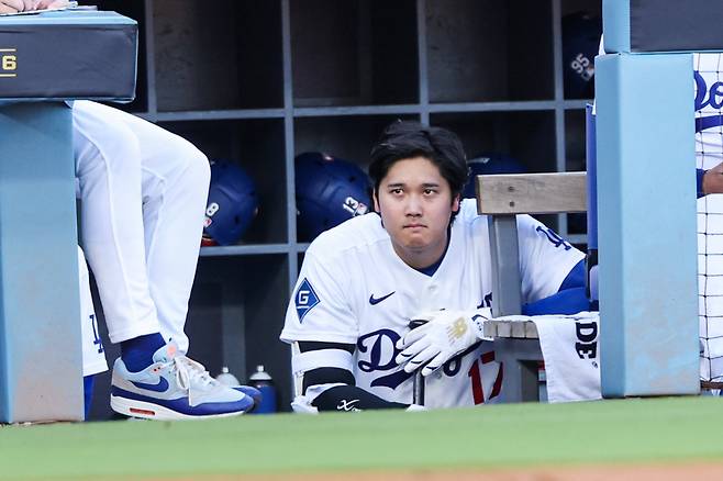 epa13281897 Dodgers designated hitter Shohei Ohtani watches from the dugout in the first inning in Game 2 of the National League Division Series against the Atlanta Braves at UNIQLO Field at Dodger Stadium in Los Angeles, California, USA, 04 October 2026.  EPA/CHRIS TORRES







<저작권자(c) 연합뉴스, 무단 전재-재배포, AI 학습 및 활용 금지>
