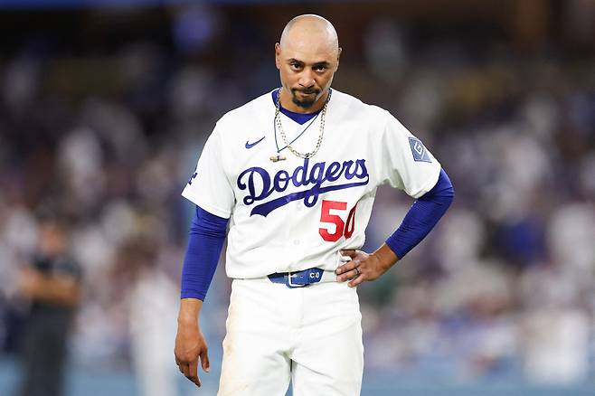 LOS ANGELES, CALIFORNIA - OCTOBER 04: Mookie Betts #50 of the Los Angeles Dodgers looks on during the fifth inning against the Atlanta Braves in game two of the National League Division Series at Dodger Stadium on October 04, 2026 in Los Angeles, California.   Luke Hales/Getty Images/AFP (Photo by Luke Hales / GETTY IMAGES NORTH AMERICA / Getty Images via AFP)        <저작권자(c) 연합뉴스, 무단 전재-재배포, AI 학습 및 활용 금지>