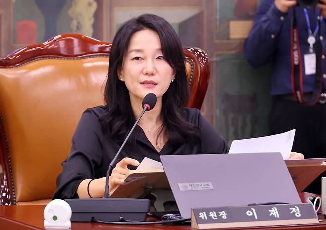 지난 9월 29일 국회에서 열린 문화체육관광위원회 전체회의에서 이재정 위원장이 국감 증인 등 출석 요구와 관련한 입장을 밝히고 있다. /연합뉴스