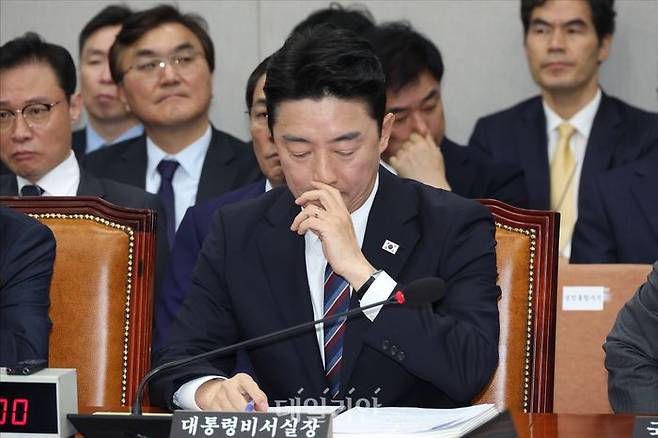 강훈식 대통령비서실장이 2025년 11월 6일 오전 서울 여의도 국회에서 열린 국회 운영위원회의 대통령실·대통령경호처에 대한 국정감사에서 생각에 잠겨 있다. ⓒ데일리안 홍금표 기자