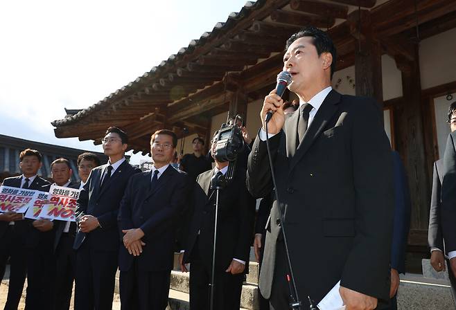 장동혁 국민의힘 대표가 5일 박정희 전 대통령의 배우자인 고 육영수 여사의 충북 옥천 생가를 방문해 역사 왜곡 논란을 빚고 있는 영화 ‘암살자(들)’ 규탄 기자회견을 하고 있다. 연합뉴스