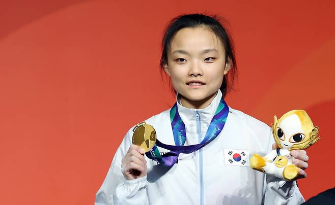  3일 일본 나고야 국제전시장에서 열린 2026 아이치·나고야 아시안게임 스포츠클라이밍 여자 리드 시상식.금메달을 차지한 한국 서채현이 기념 촬영을 하고 있다. 사진=연합뉴스