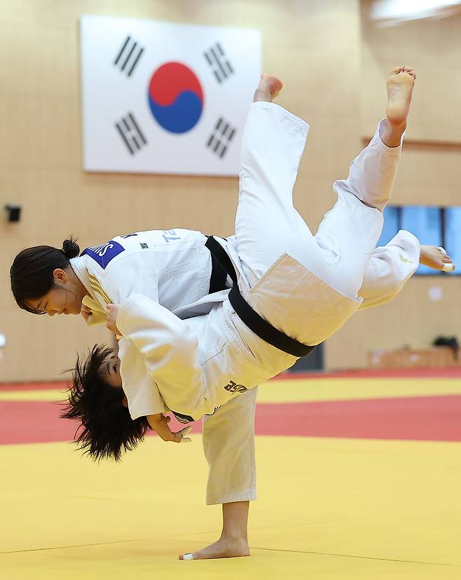 유도 국가대표 정수진이 지난달 9일 충북 진천군 진천국가대표선수촌에서 열린 2026 아이치·나고야 아시안게임 유도 국가대표팀 미디어데이 공개 훈련에서 연습하고 있다. 연합뉴스