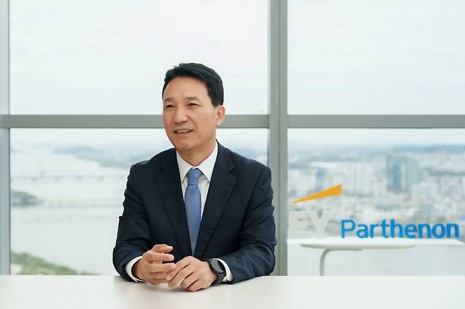 글로벌 회계·컨설팅회사인 EY한영의 전략·재무자문부문(파르테논) 박남수 대표가 서울 여의도 파크원빌딩에서 한국경제신문과 인터뷰하고 있다. EY한영 제공