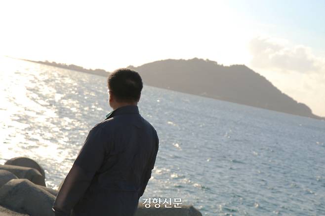 홍창부씨(61)가 지난달 10일 제주특별자치도 제주시 한림읍 옹포리 해안가에서 4·3사건 당시 아버지 홍병익씨가 학살을 피해 숨어 지내던 비양도를 바라보고 있다. 조해람 기자