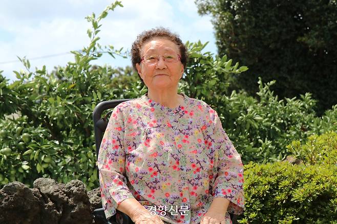 제주 4·3사건 당시 토벌대의 취조에도 모르쇠로 일관해 마을 사람들의 목숨을 살린 ‘몰라 구장’ 김성홍 구장의 딸 김복순씨(91)가 지난달 10일 제주특별자치도 서귀포시 남원읍 신흥1리 자택에서 경향신문과 인터뷰하고 있다. 조해람 기자