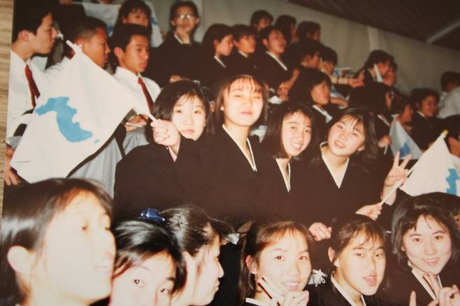 치마저고리 교복을 입은 조경희 교수(가운데줄 맨 왼쪽)가 1991년 지바 세계 탁구선수권대회 경기장에서 단일팀을 응원하고 있다. 남북한이 사상 최초로 단일팀 ‘코리아’를 결성해 출전했다. 조 교수 제공