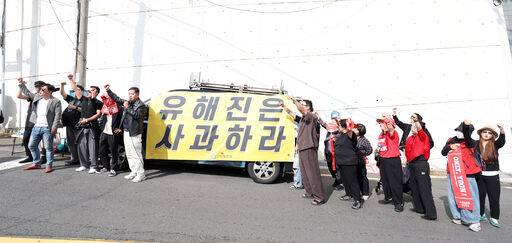 보수단체 관계자들이 4일 서울 성북구 소재 배우 유해진의 자택 인근에서 영화 ‘암살자(들)’ 규탄 집회를 열고 있다. 뉴시스