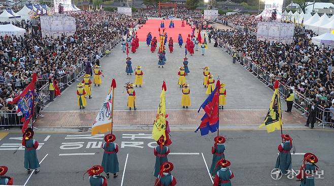 4일 수원특례시 장안구 노송지대에서 열린 ‘2026 정조대왕 능행차 공동재현’ 행사에서 능행차 행렬이 화성행궁으로 향하고 있다. 김시범기자
