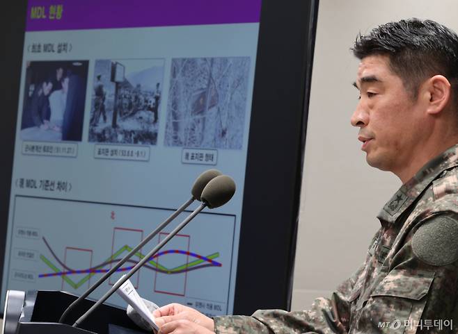 [서울=뉴시스] 박주성 기자 = 합참 정보분석처장 김성윤 육군 준장이 5일 오후 서울 국방부 브리핑실에서 25사단 DMZ 지뢰 폭발상황 관련 합참 합동 현장조사 TF 최종 조사결과 발표 브리핑을 하고 있다. 2026.10.05. park7691@newsis.com