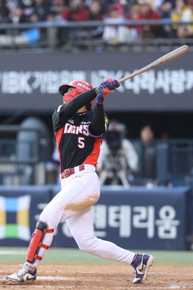 KIA 타이거즈 김도영이 5일 서울 잠실구장에서 열린 LG트윈스와의 원정경기서 역전 스리런포를 터트리고 있다./KIA 타이거즈 제공