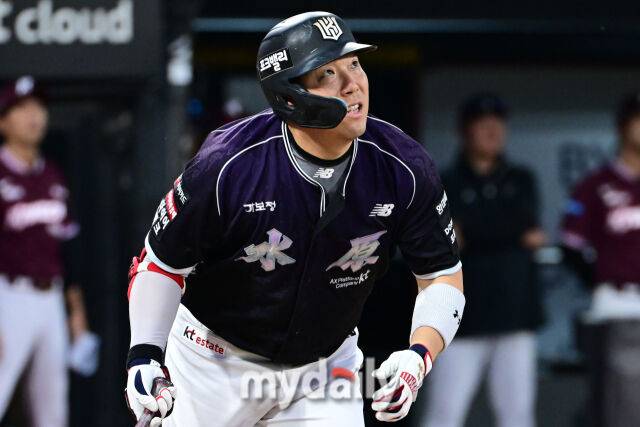 26일 경기도 수원 KT위즈파크에서 열린 '2026 신한 SOL BANK KBO리그' 키움 히어로즈와 KT 위즈 경기. KT 김현수가 4회말 1사 1루에 뜬공을 바라보고 있다./한혁승 기자